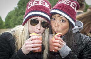 Samen cocktails drinken chin-chin