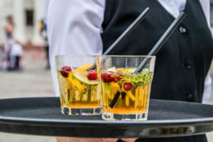 2 cocktails op een dienblad